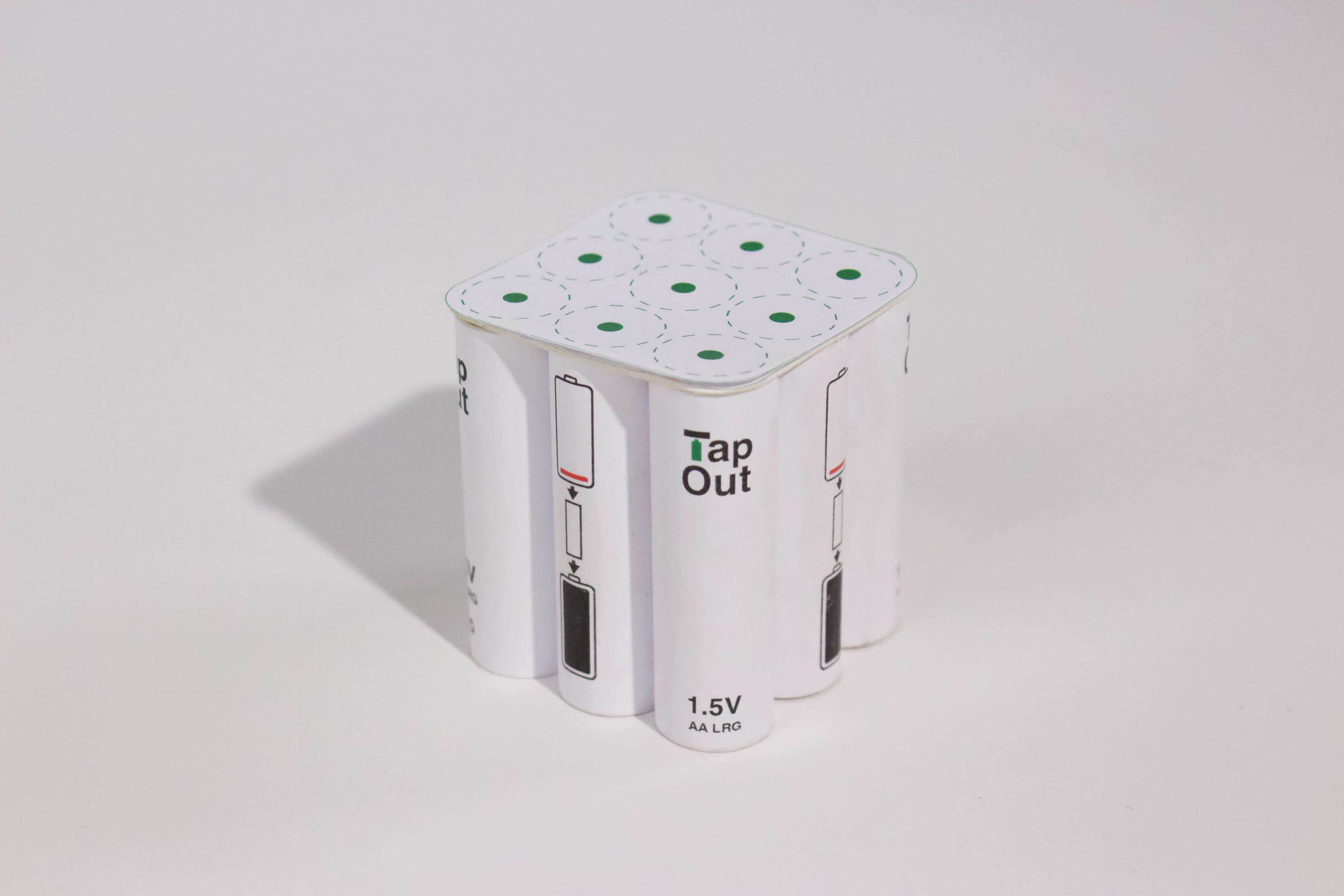 En hvit beholder for batterier. På toppen et display som viser en oversikt over brukte og ubrukte batterier.