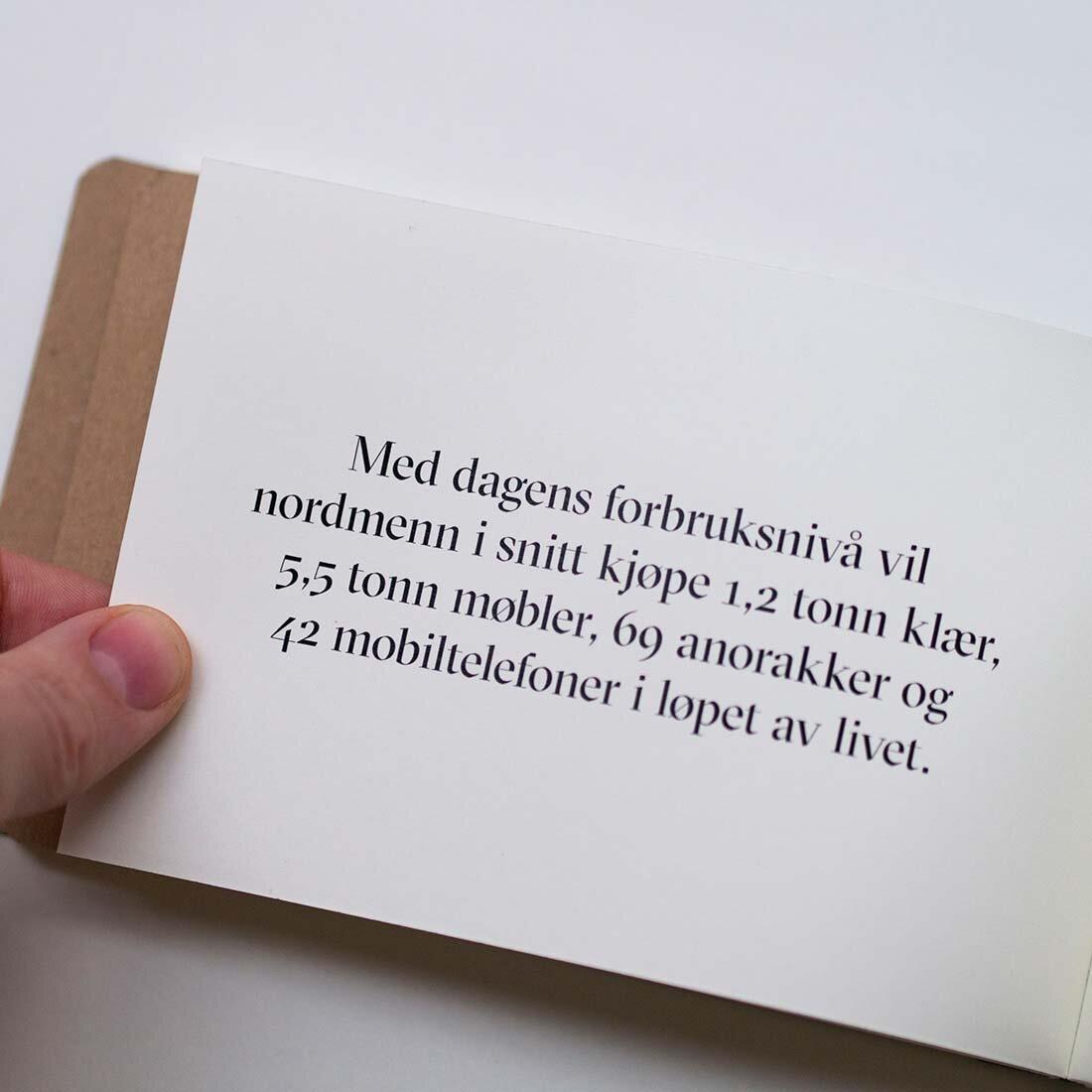 Foto av en side i boken. Teksten leser: "Med dagens forbruk vil nordmenn i snitt kjøpe 1,2 tonn klær, 5,5 tonn møbler, 69 anorakker og 42 mobiltelefoner i løpet av livet."