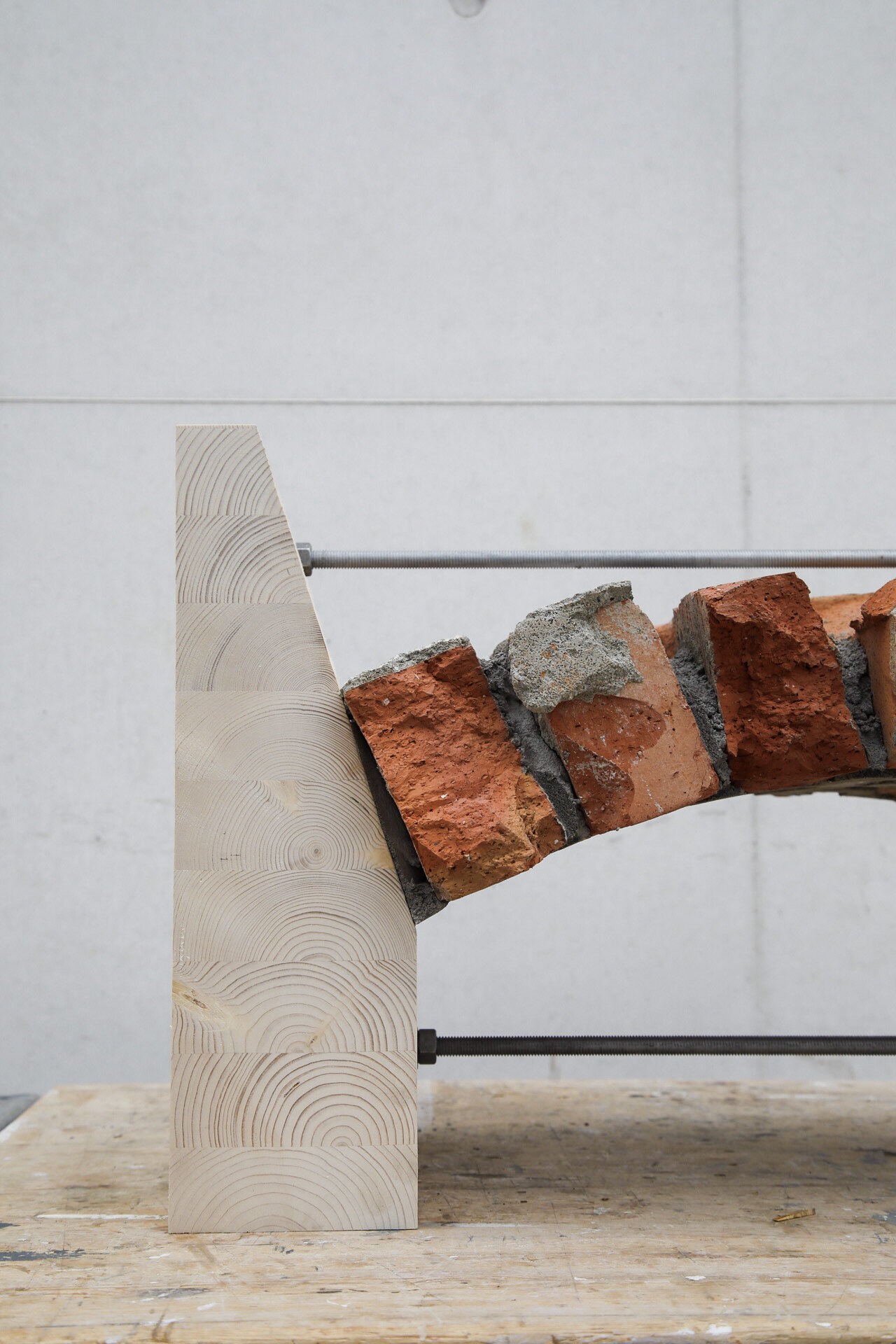 Modell av en bærende konstruksjon av murstein, tre og stål.