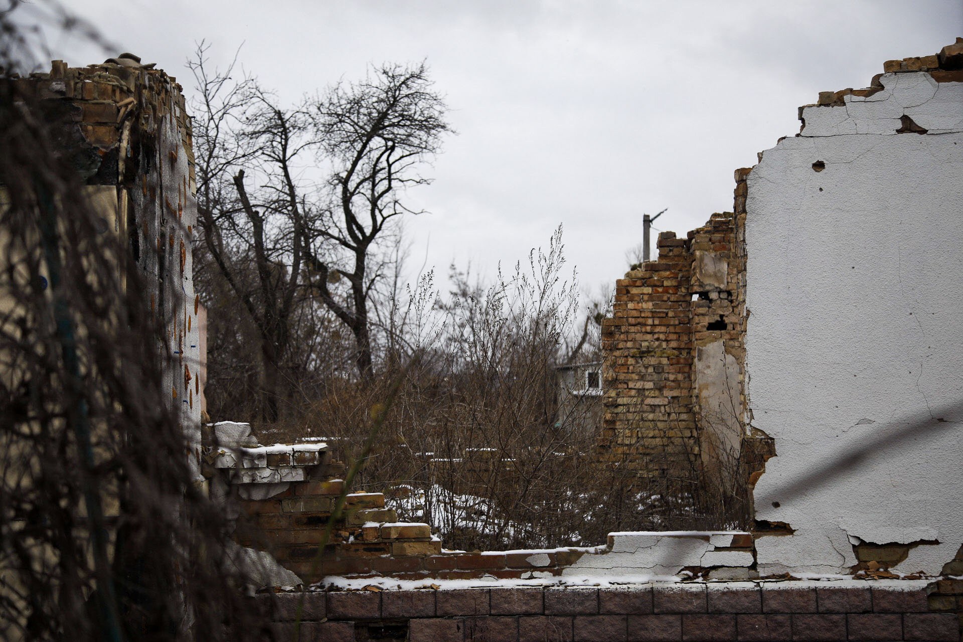 Ruiner av bolighus i Ukraina.