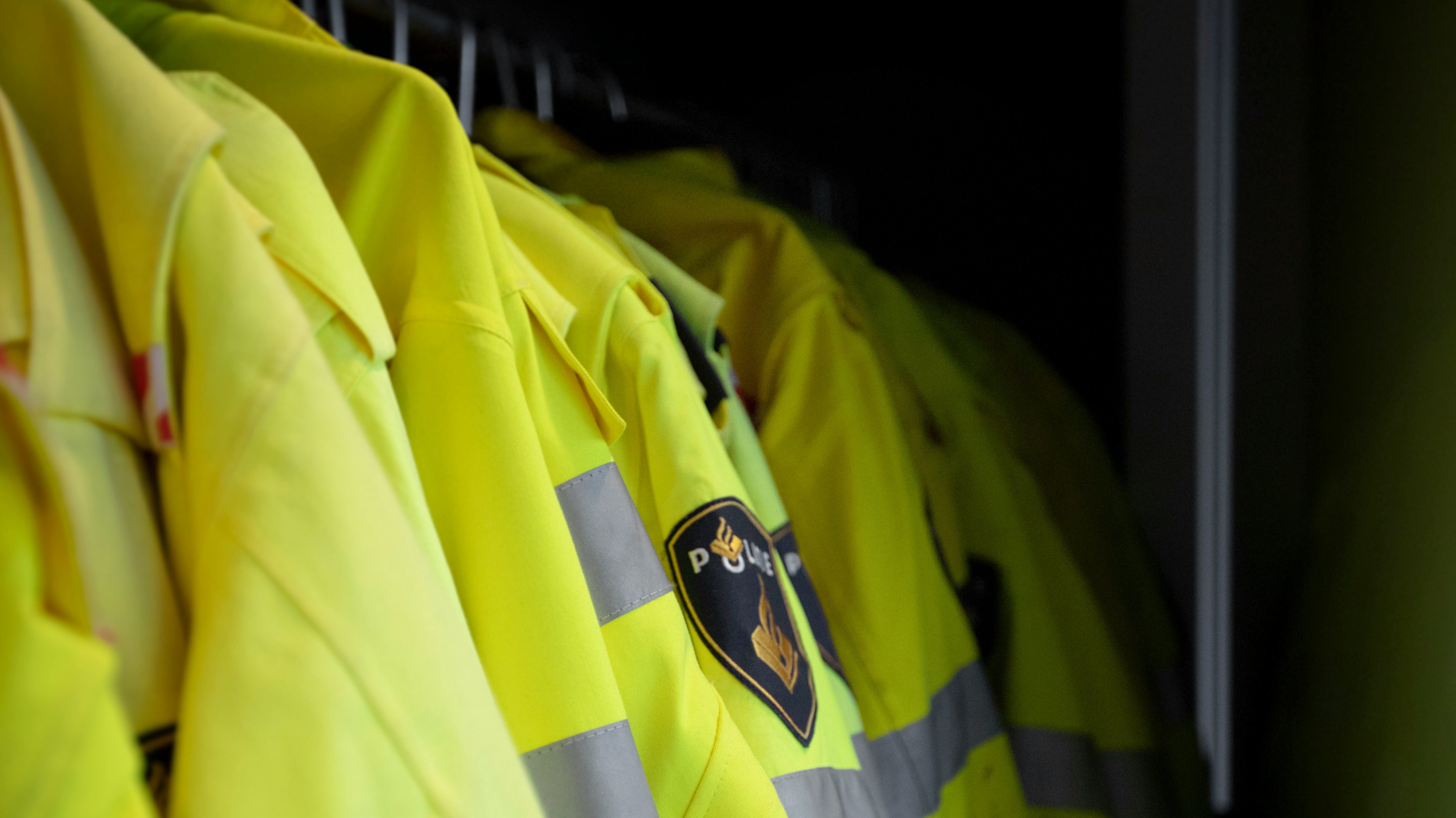 Signalgule uniformer hengende på rekke og rad.