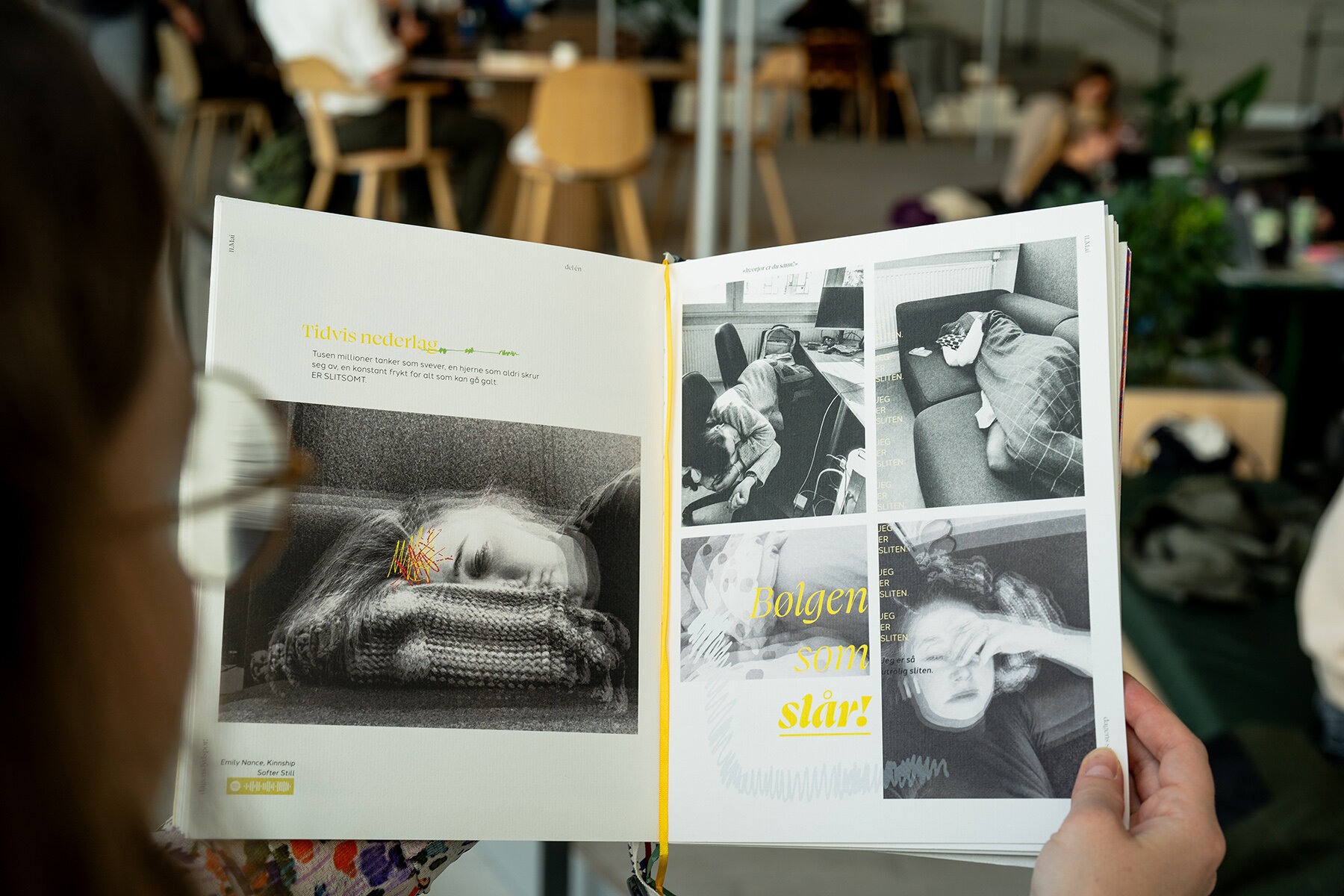 Hender som holder en bok åpen. Sidene viser svart-hvitt bilder med gul skrift over