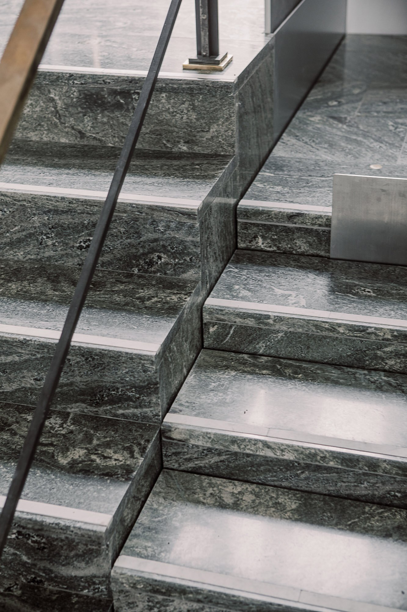 Steintrapp der halve trappen er utformet som heisplattform.