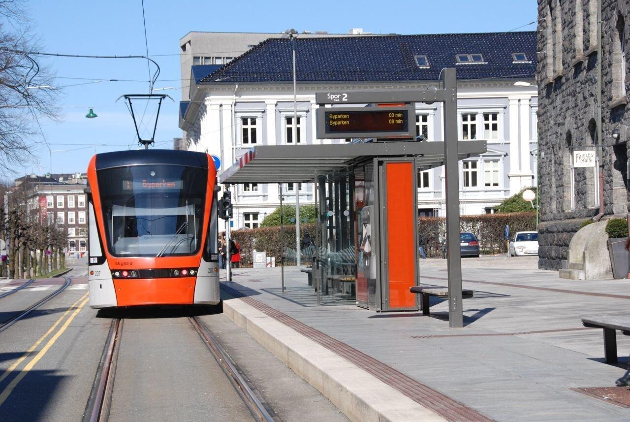 Bybanen i Bergen bed holdeplass i sentrum. Bybanen og holdeplassen har samme oransje farge som et gjenkjennbart element.
