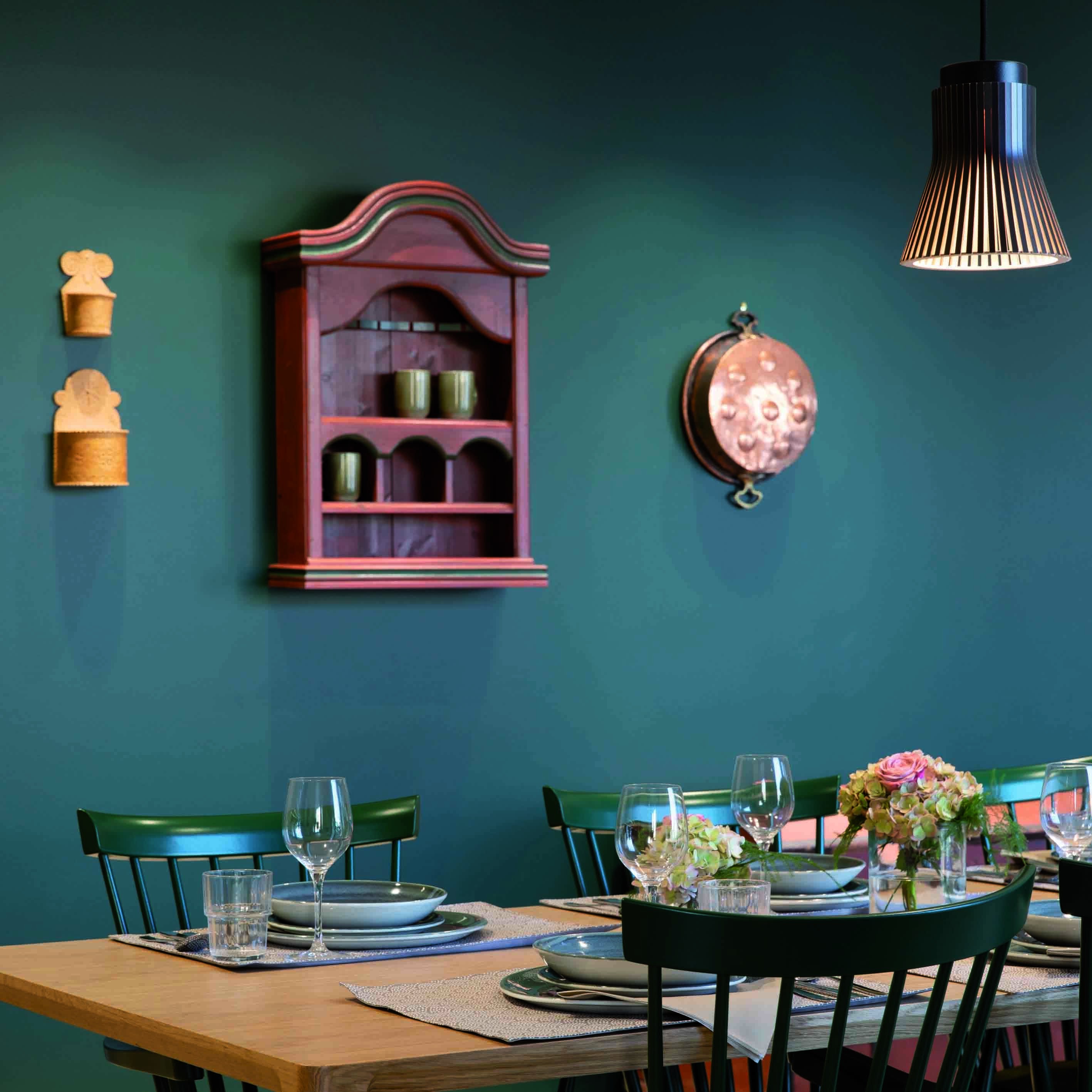 Interiøret i en litt gammelmodig spisestue.