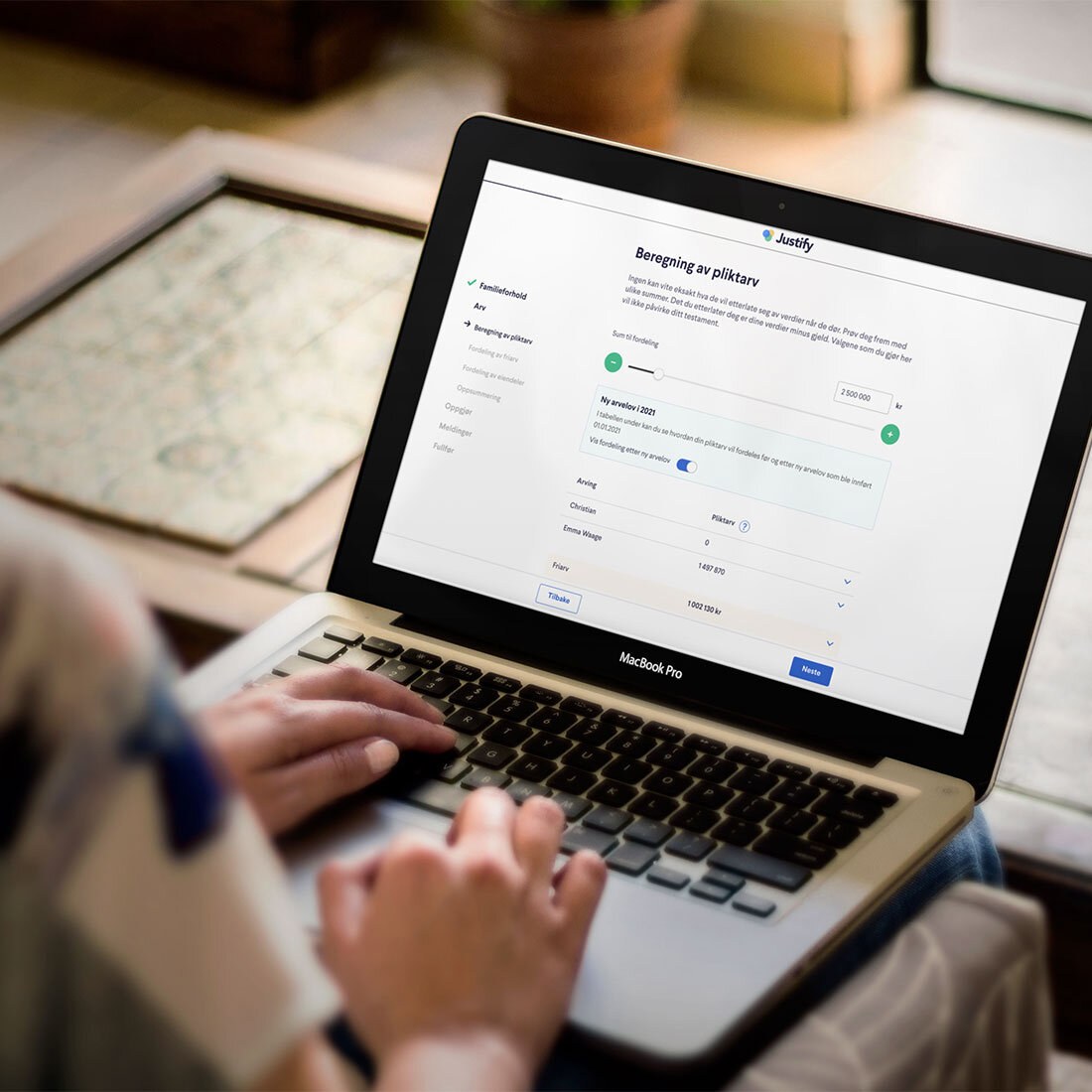 Hender på tastaturet på en mac. På skjermen ser vi overskriften "beregning av pliktarv" og ulike valg i et skjema.