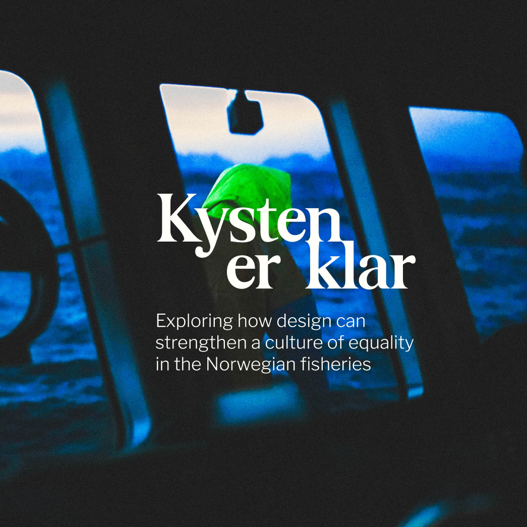 Utsikt fra styrhuset på en båt. På bildet er teksten lagt til: Kysten er klar.