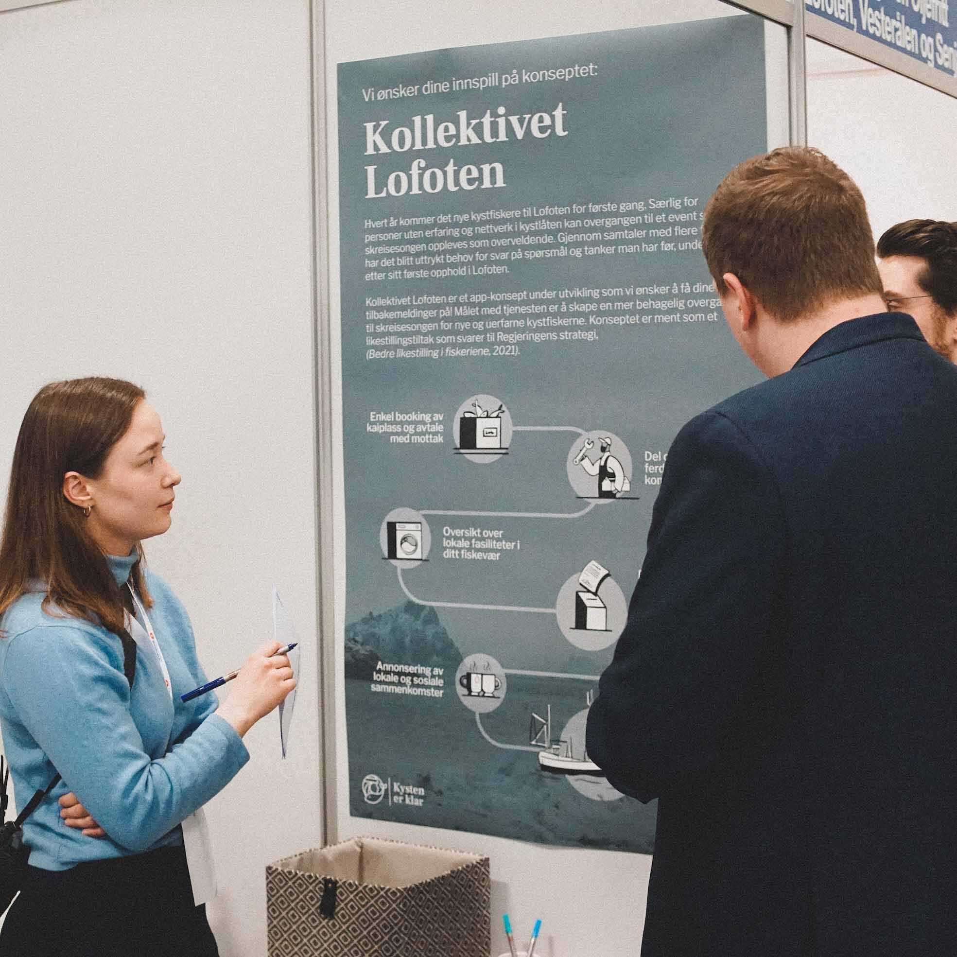 To personer ser på en plakat med overskriften: Vi ønsker dine innspill på konseptet: Kollektivet.