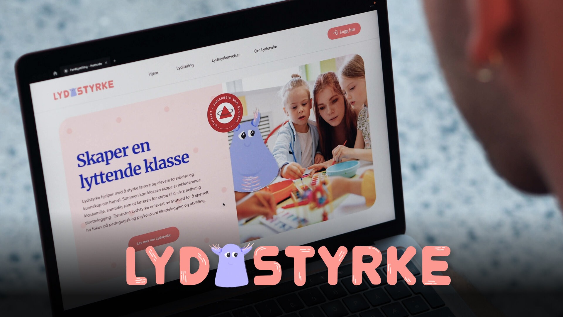 Laptop som viser forsiden til Lydstyrke.