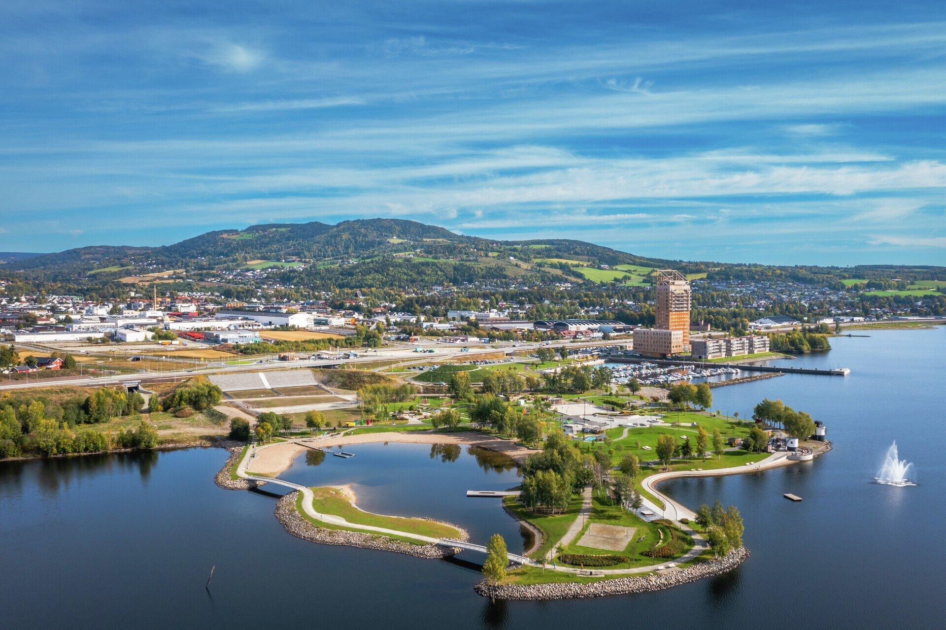 Dronefoto av Mjøsparken ved Mjøsa.