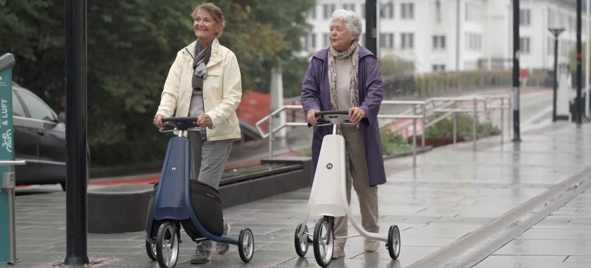 To eldre kvinner på hver sin trehjuling av typen Movu.