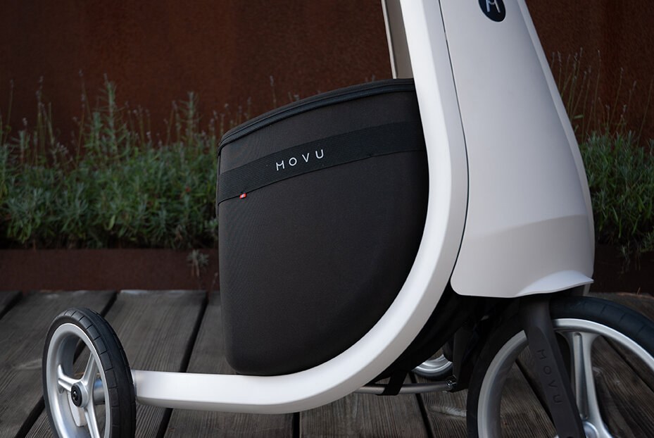 Nærbilde av hvit trehjuling med svarte sidevesker.