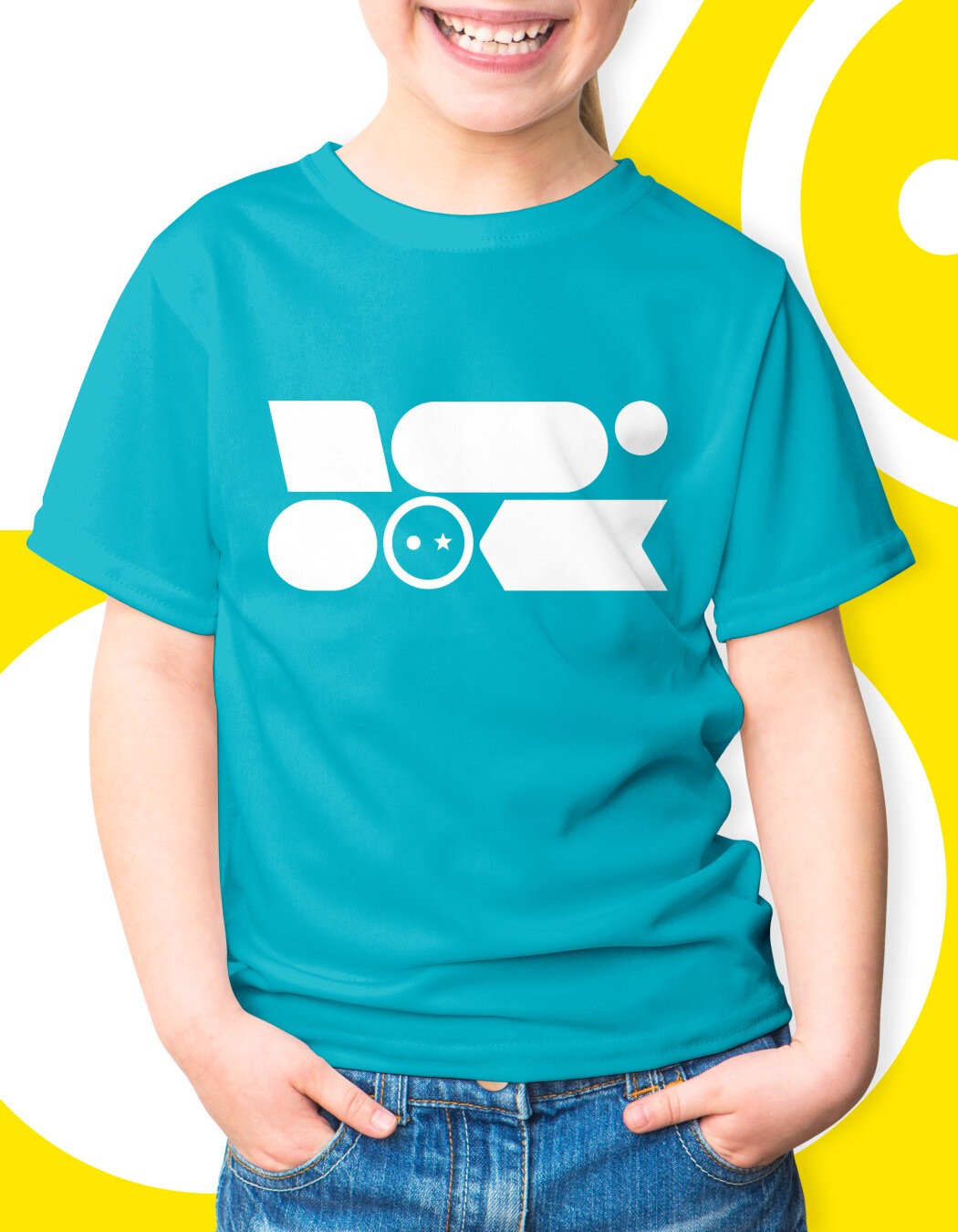 Nærbilde av overkroppen til en jente i turkis t-skjorte med hvit NRK Super logo på.