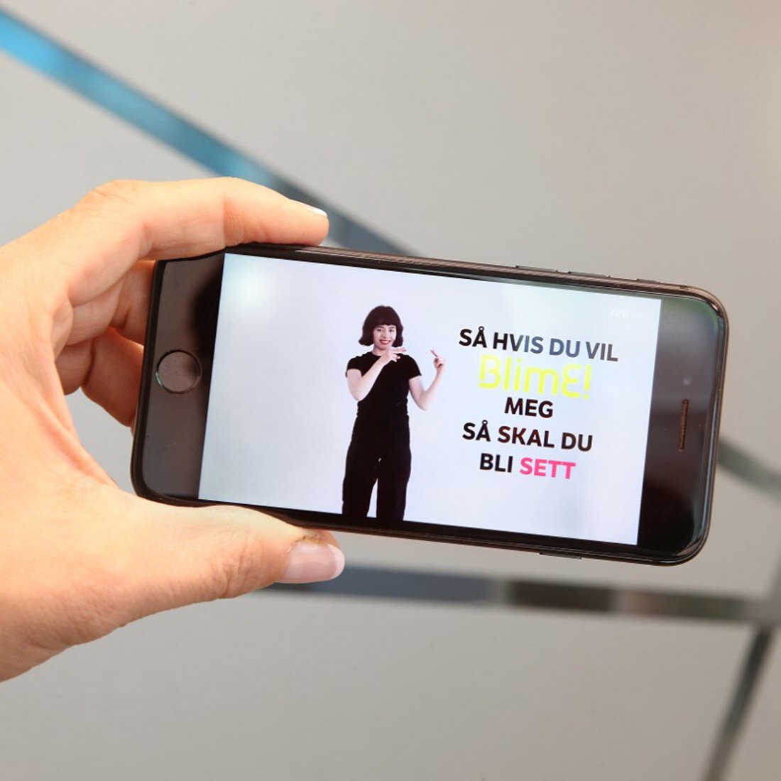 På en mobilskjerm: en tegnspråk- eller synstolket versjon av BlimE-dansen.