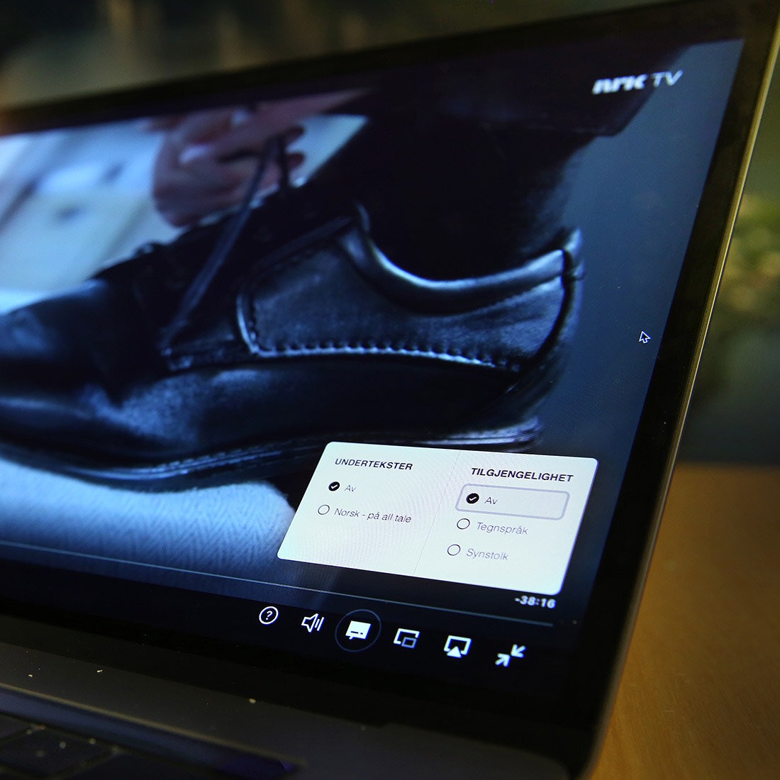 Nærbilde av tilgjengelighetsvalg i NRK TV på en laptop. Systemboksen gir valg om å slå av og på undertekster, og velge tegnspråk eller synstolk.