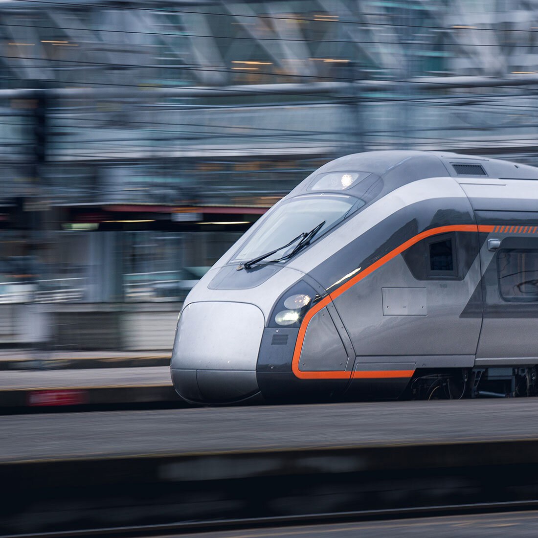 Flytogets førerhus i fart fra høyre til venstre i bildet.