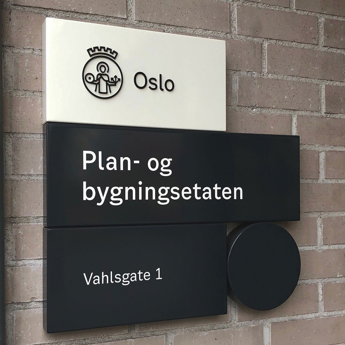 Bildet viser designmalen for skilt for Oslo kommunes ulike avdelinger. Her Plan- og bygningsetaten.