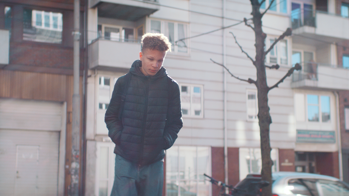 En ung gutt i et urbant nabolagsmiljø