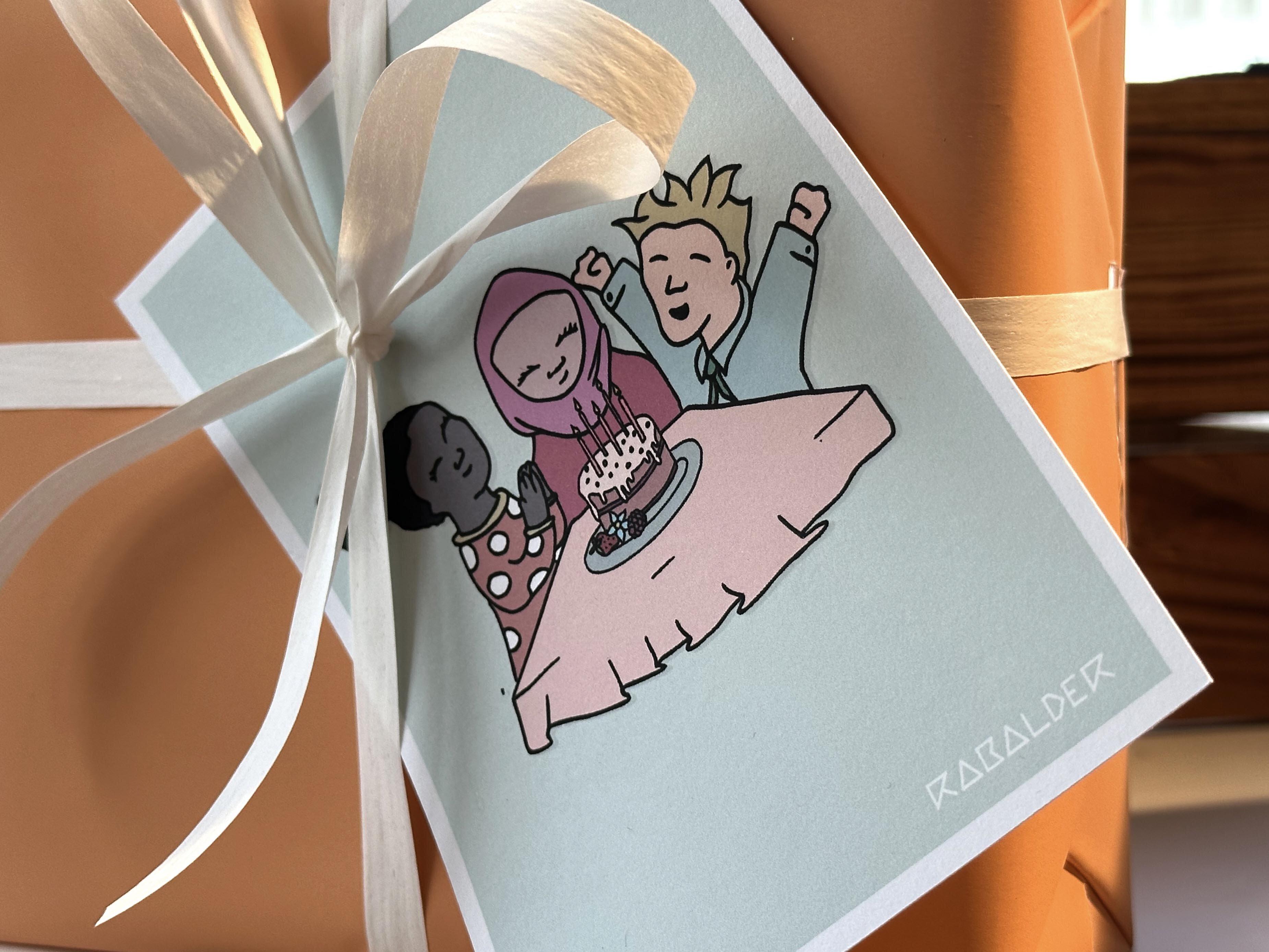 Illustrert gratulasjonskort med tre voksne med ulik kulturell bakgrunn som feirer bursdag.