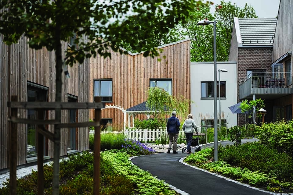 To personer sett bakfra på vandrerute.