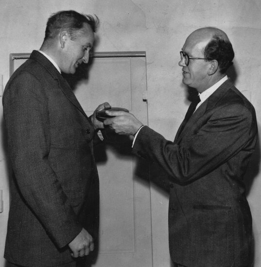 Foto av Bjørn Ianke ble tildelt Jacob prisen av juryformann Jens von der Lippe i 1960.