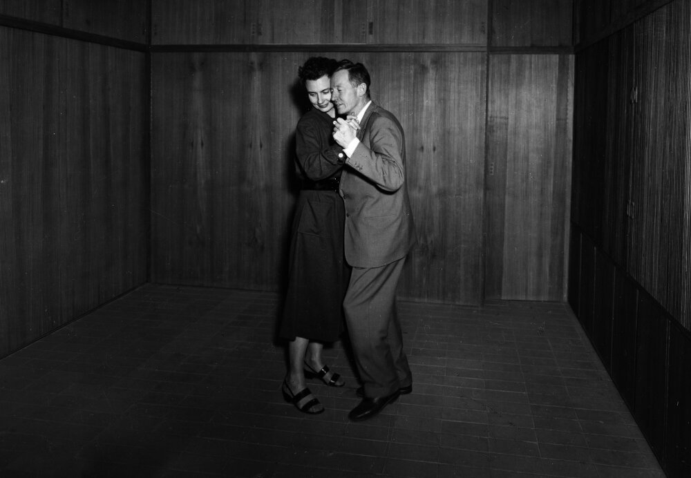 Foto av Grete Prytz Kittelsen og mannen Arne Korsmo danser sammen i deres nyoppførte hus i Planetveien 12 i Oslo