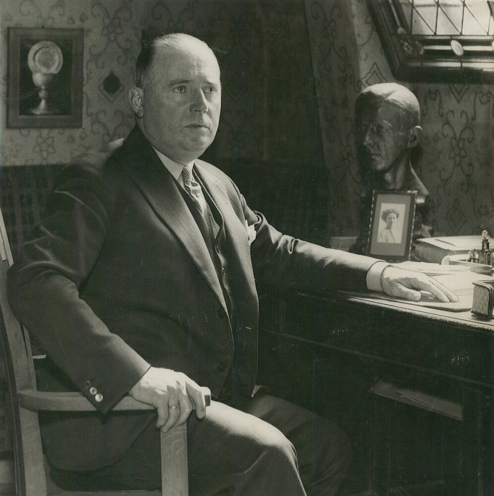 Foto av Jacob Tostrup Prytz ved et skrivebord.