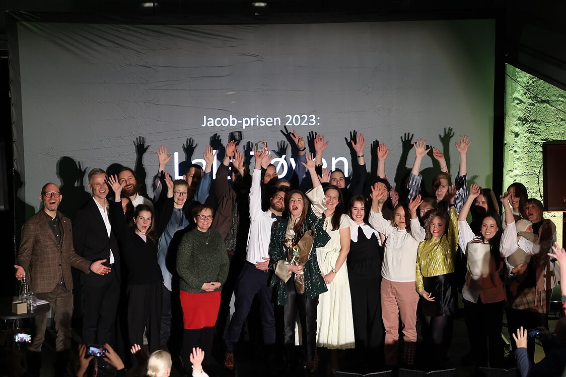 Glade mennesker med hendene i været.