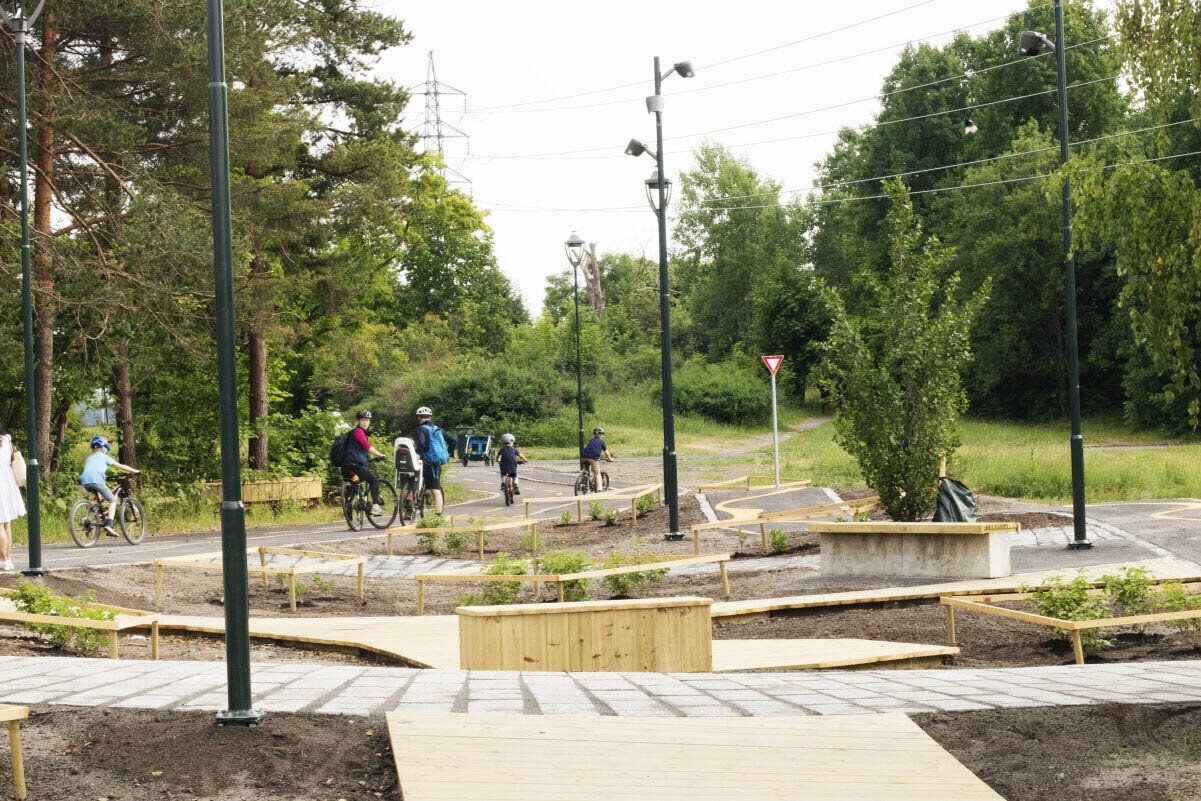 Elv med park og bygning i bakgrunnen.