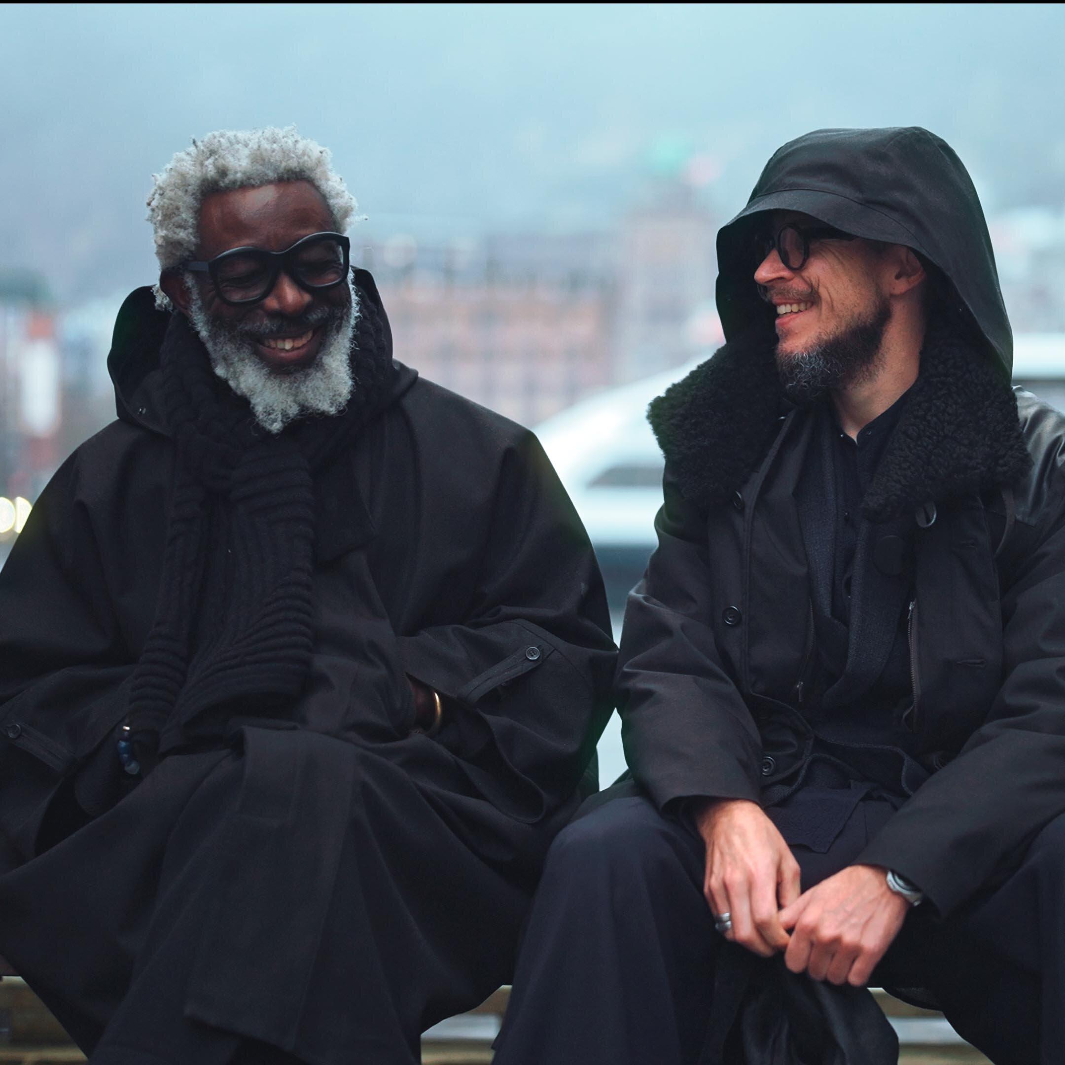 T-Michael og Alexander Helle smiler, ikledd Norwegian Rain.