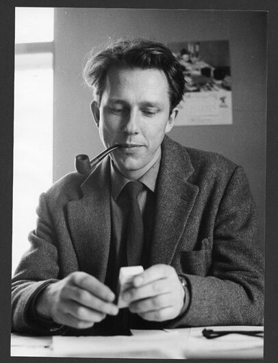 Foto i svart hvitt av Tias Eckhoff som ung, med pipe i munnviken.