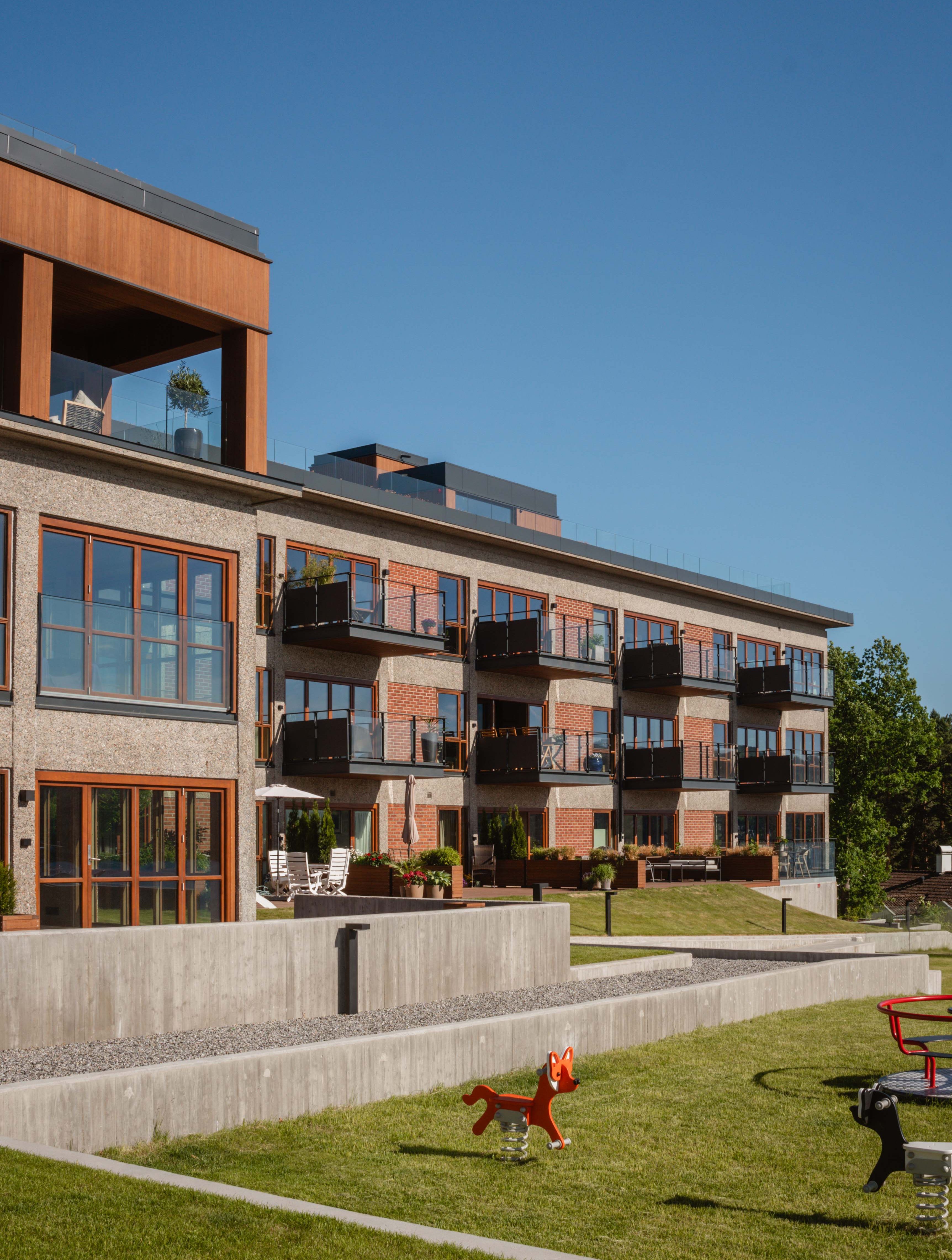 Foto av fasaden på et tidligere sykehus som nå er transformert til leilighetsbygg.
