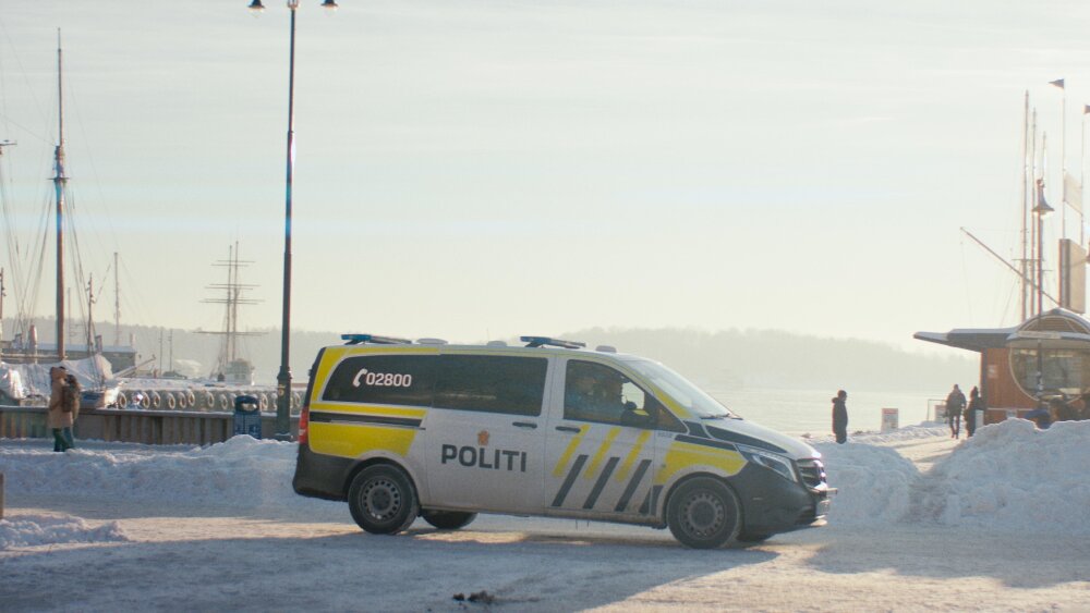 Foto av en poilibil ute på patrulje. Bildet er tatt fra Rådhuskaia på vinterstid, Oslogjorden sees i bakgrunnen.