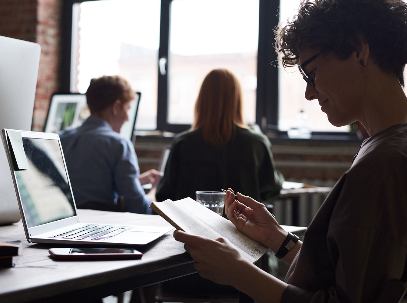 Woman holding her note 3184481