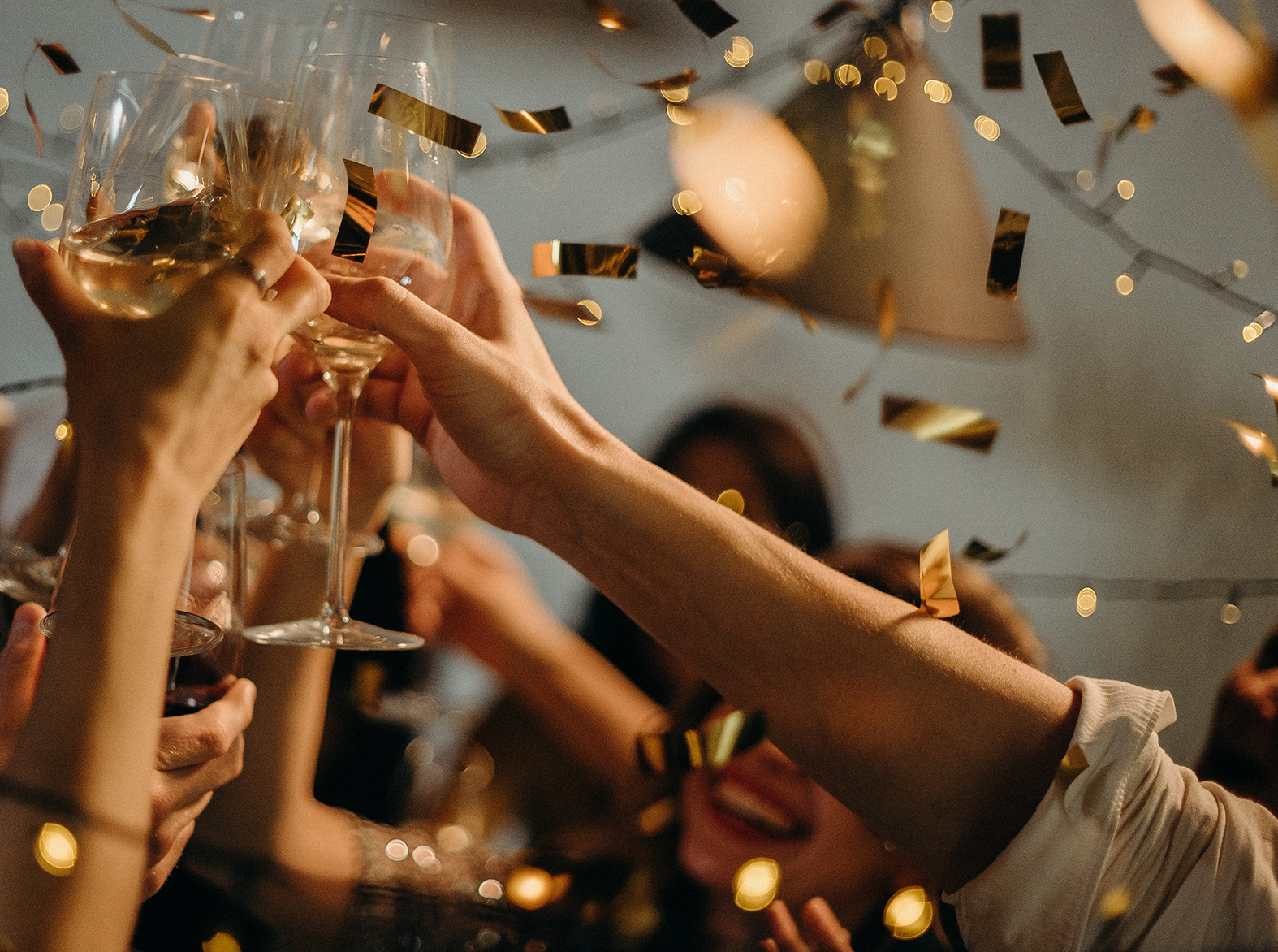 People toasting wine glasses 3171837