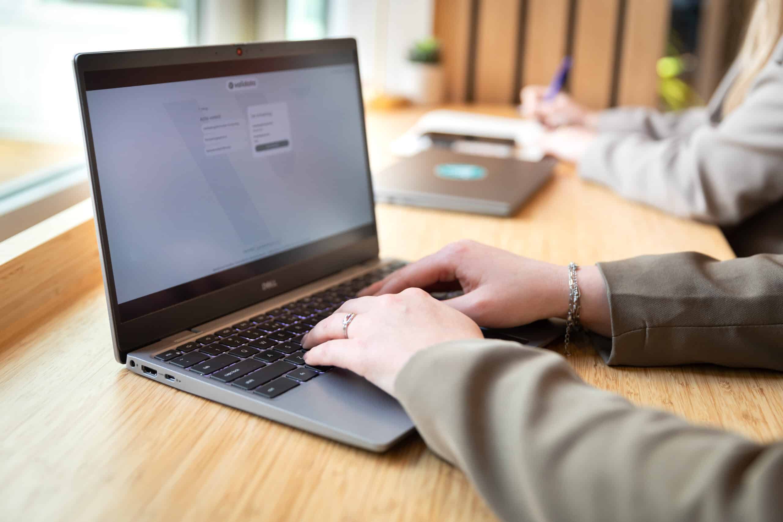 werknemer aan het werk in een screening software