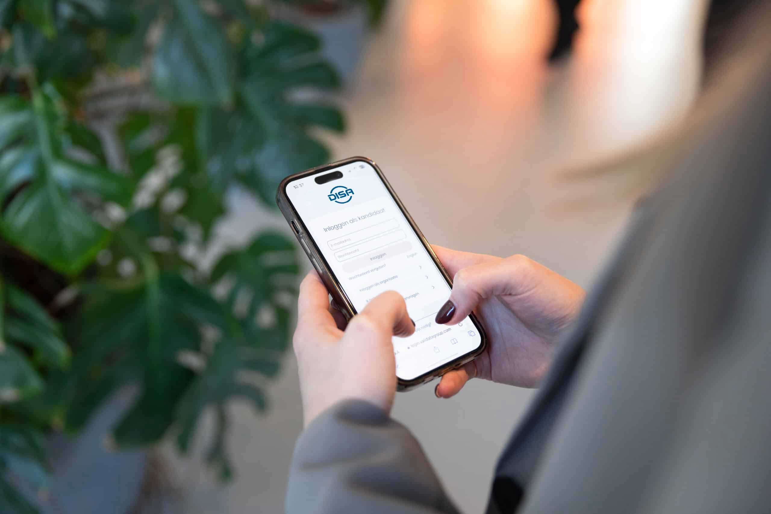 Person som använder telefonen för att komma åt DISAs mobilapplikation