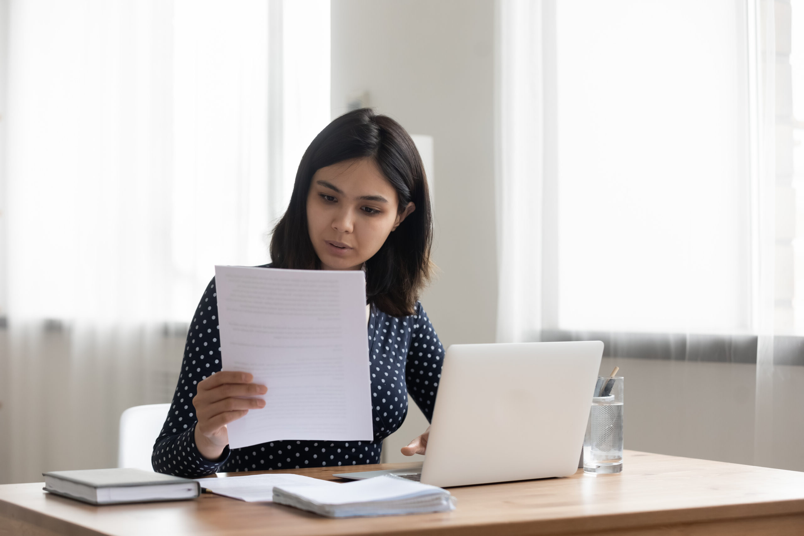 Medewerker bekijkt het screeningsbeleid