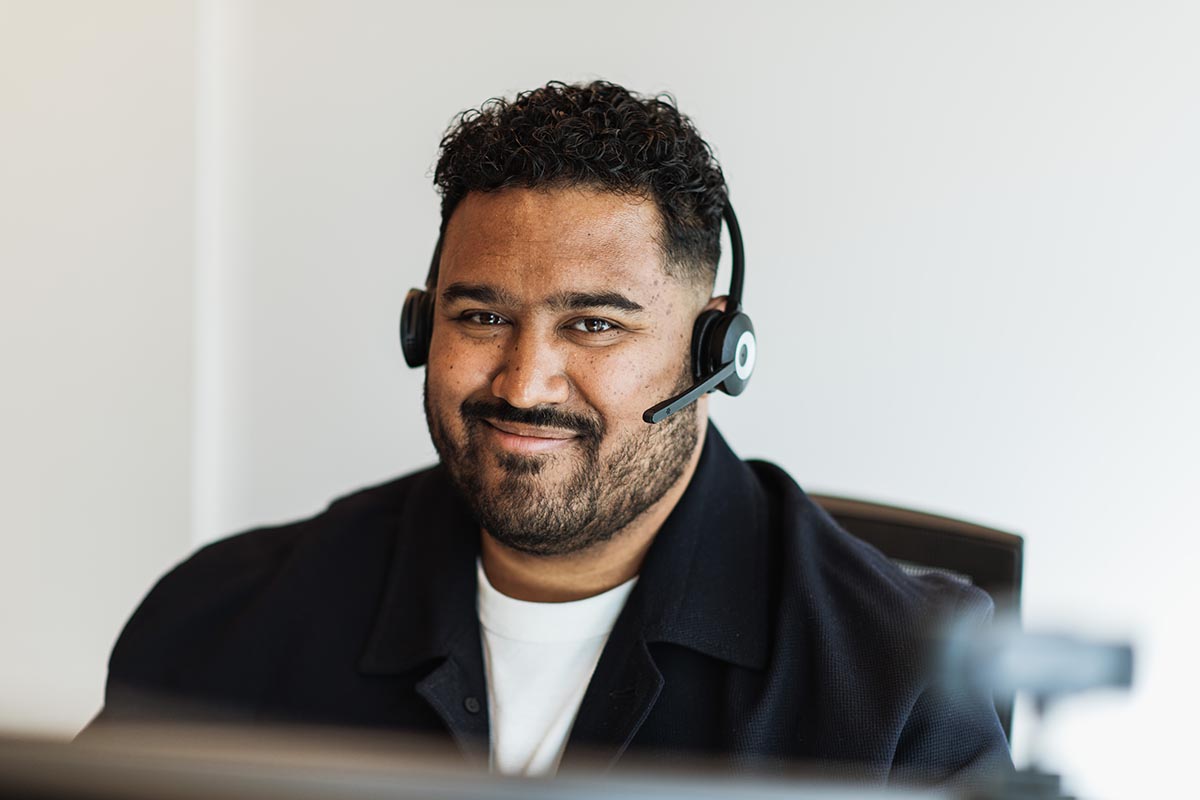 Man pratr i headset