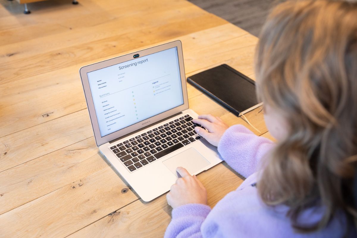 Kvinna läser screeningrapport