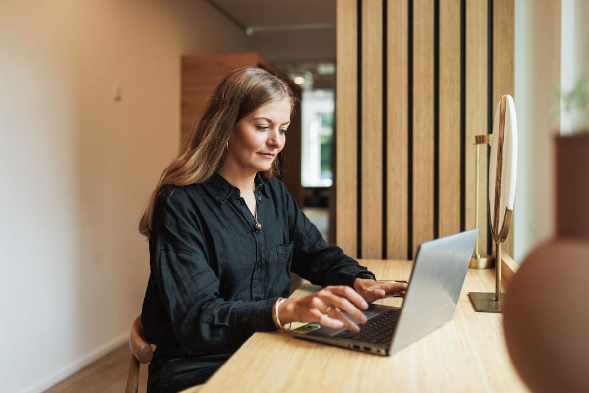 Kvinna sitter vid en dator och skriver