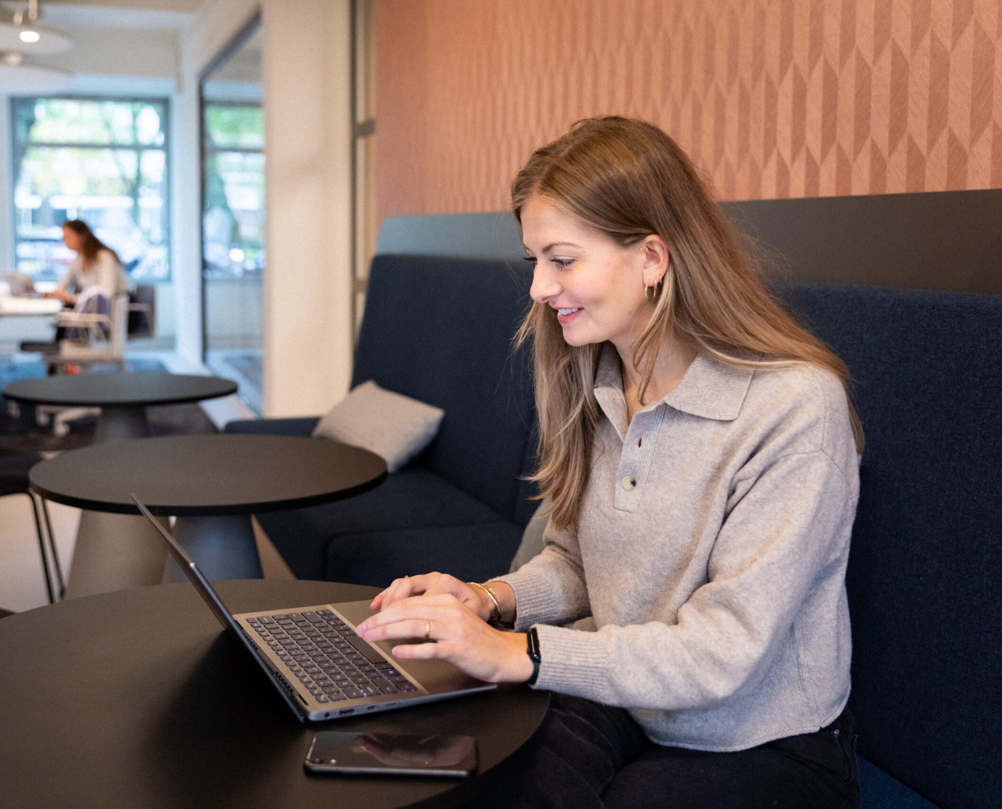 Kvinna sitter vid en dator