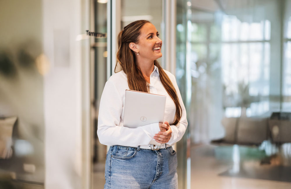 Kvinna i vit skjorta