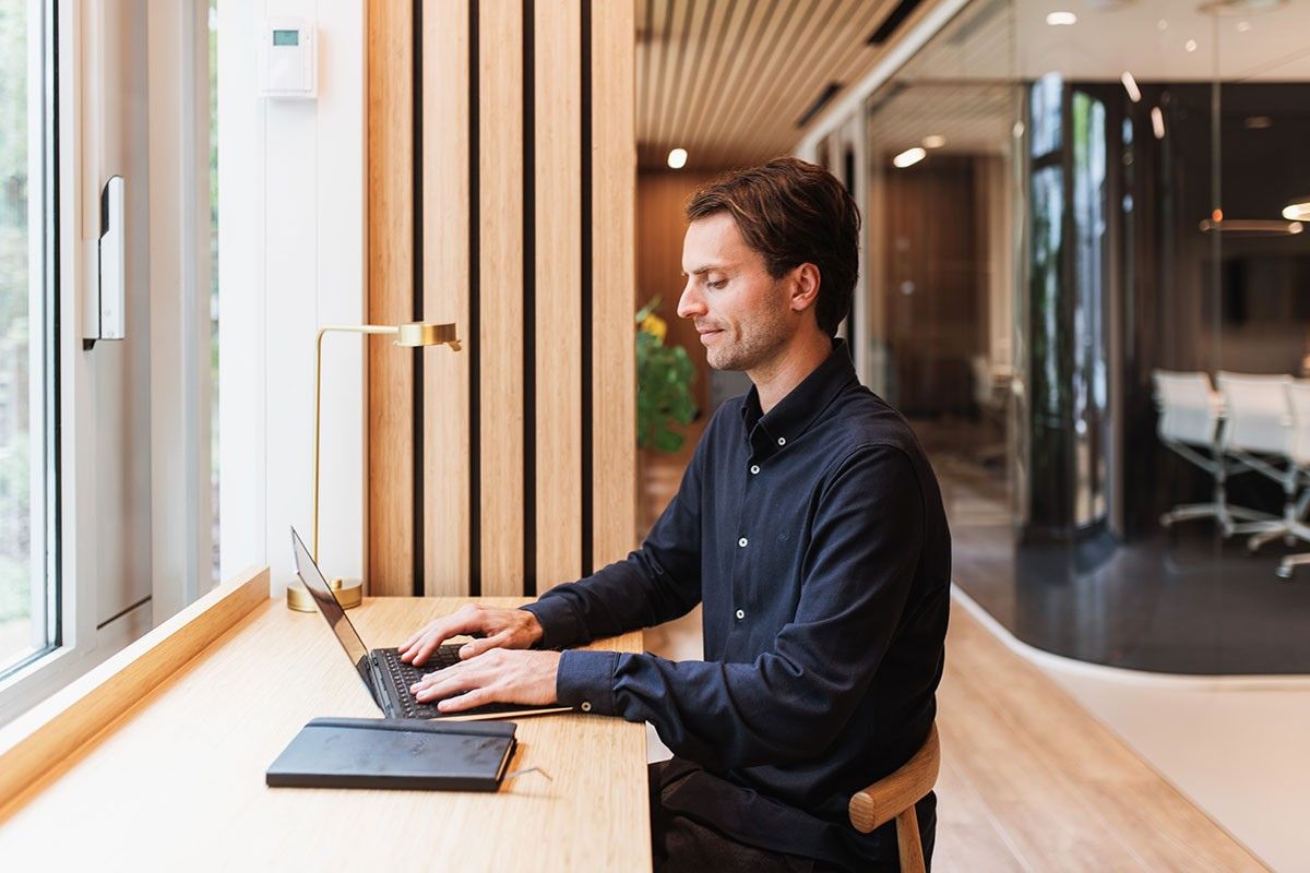 Man works at the laptop