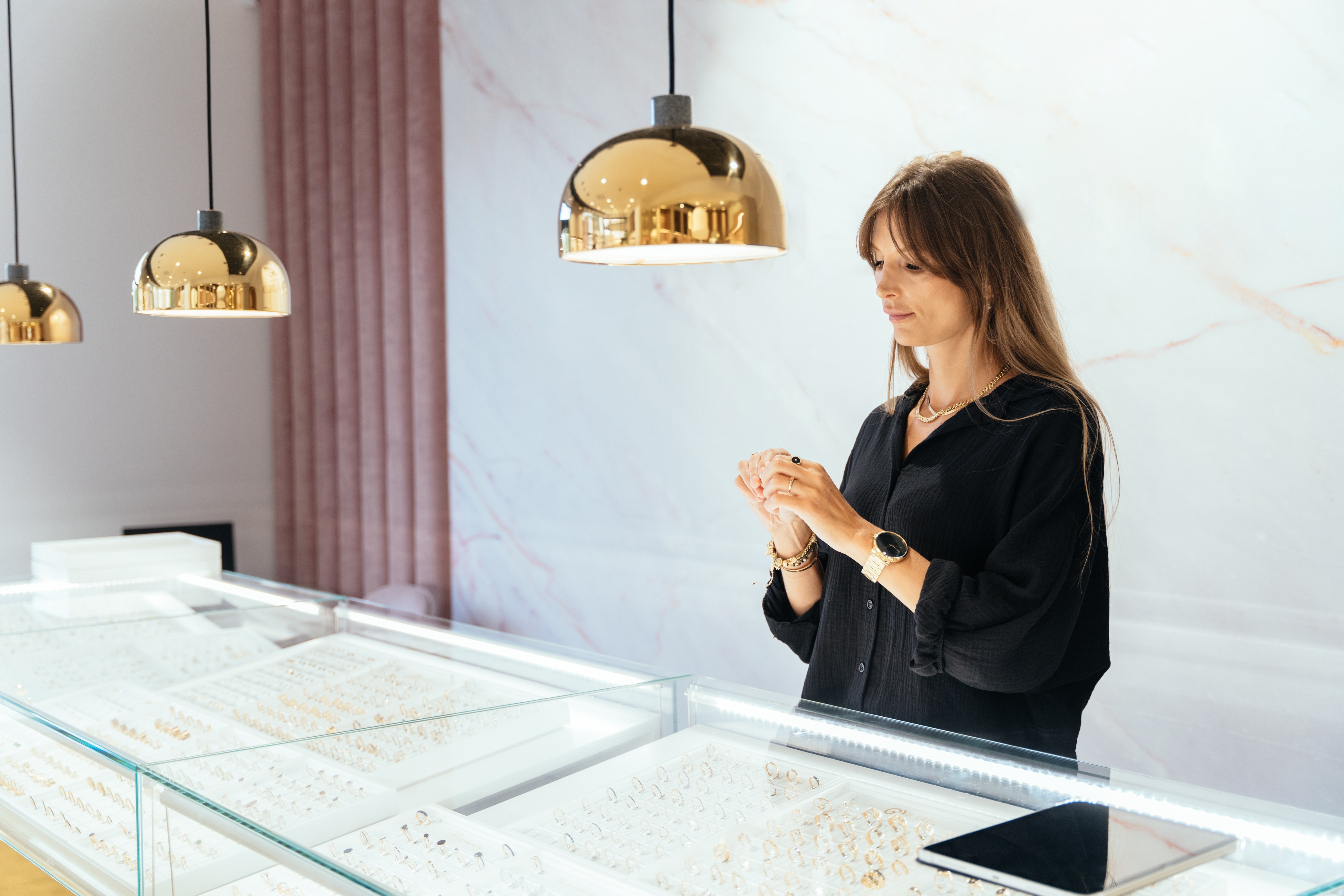 Kvinnlig anställd i en exklusiv butik