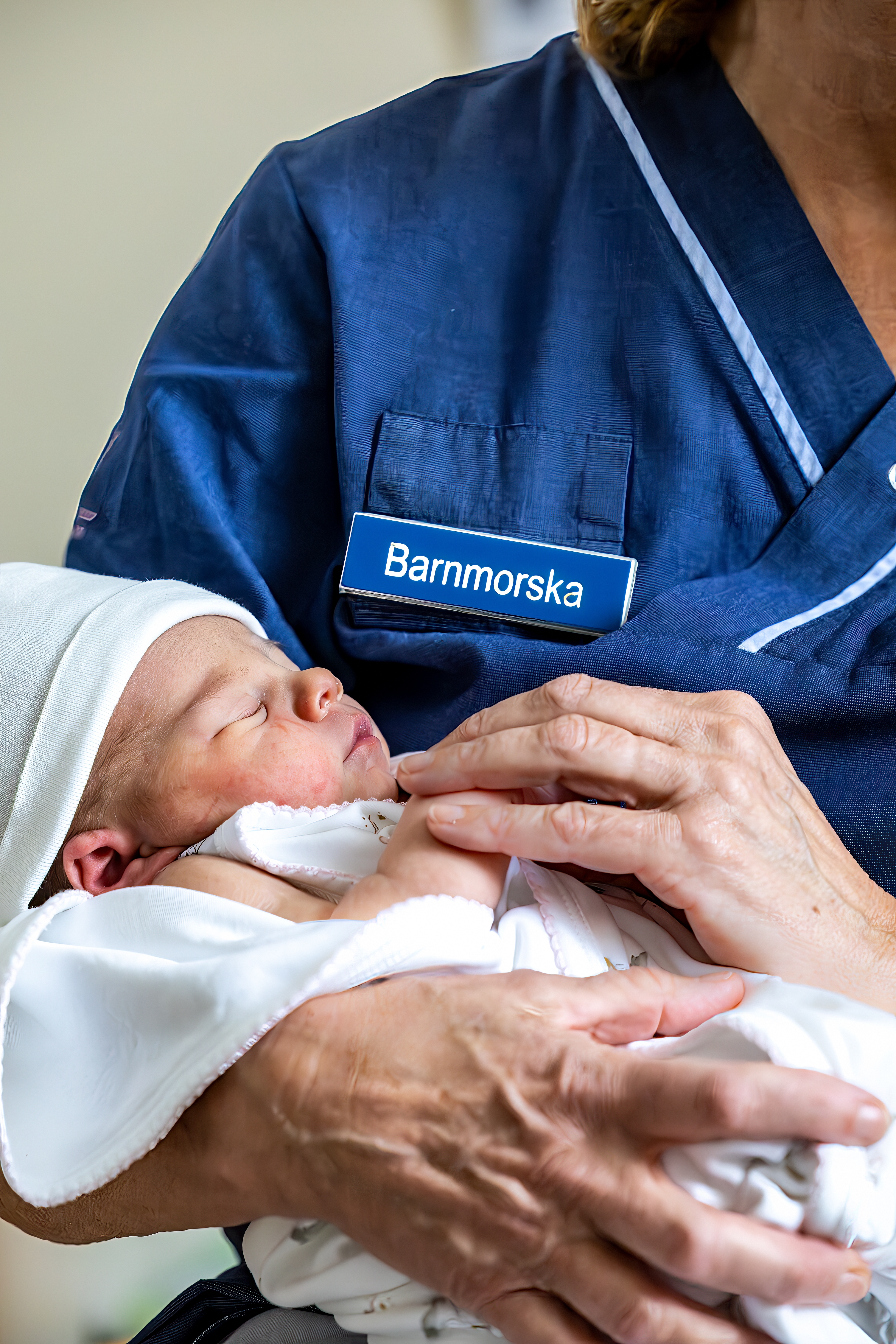 Barnmorska som bär på en bebis