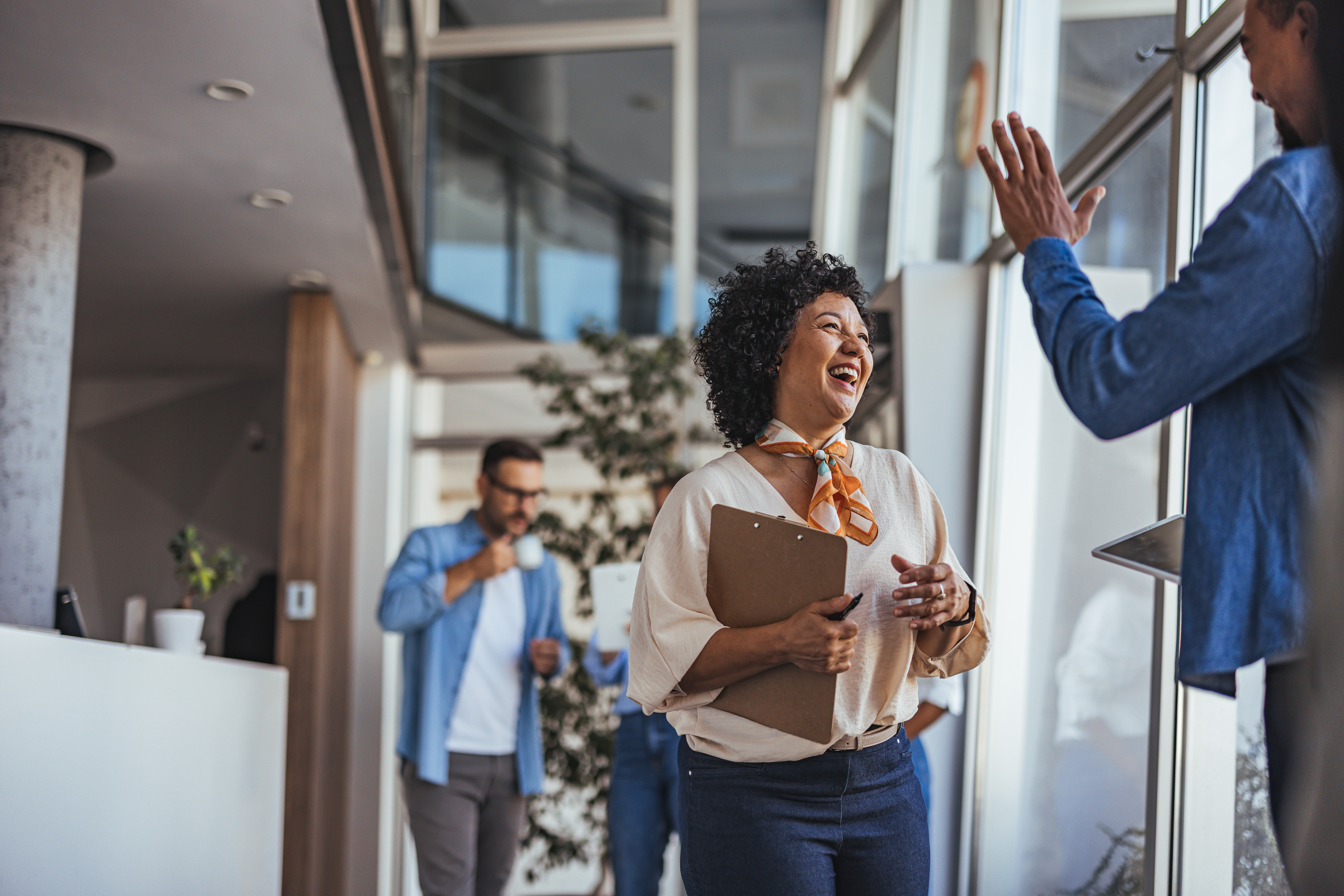 Tre personer i en positiv arbetsmiljö