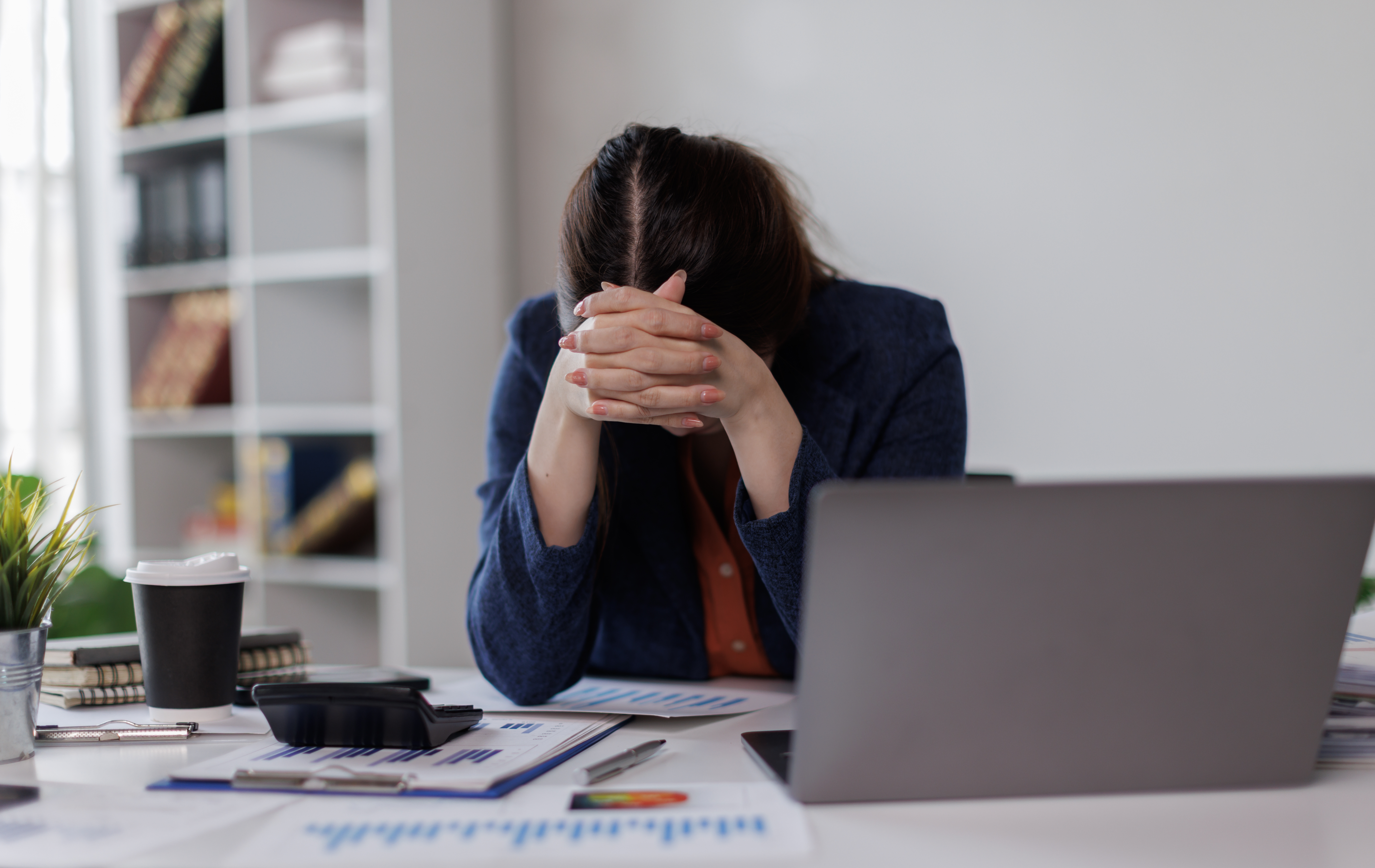 stressad kvinna på kontor