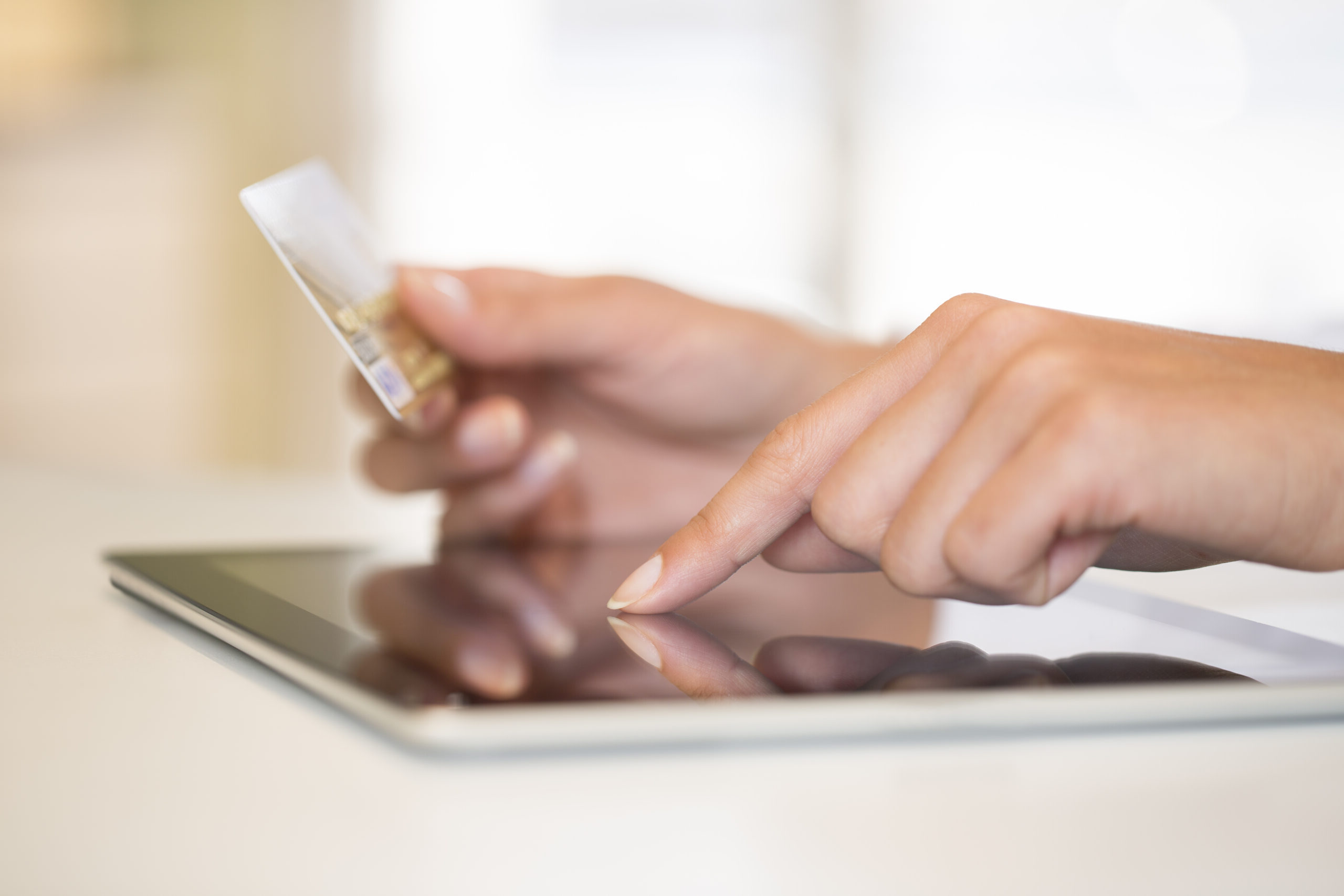 handen die identiteitsgegevens invoeren op een tablet