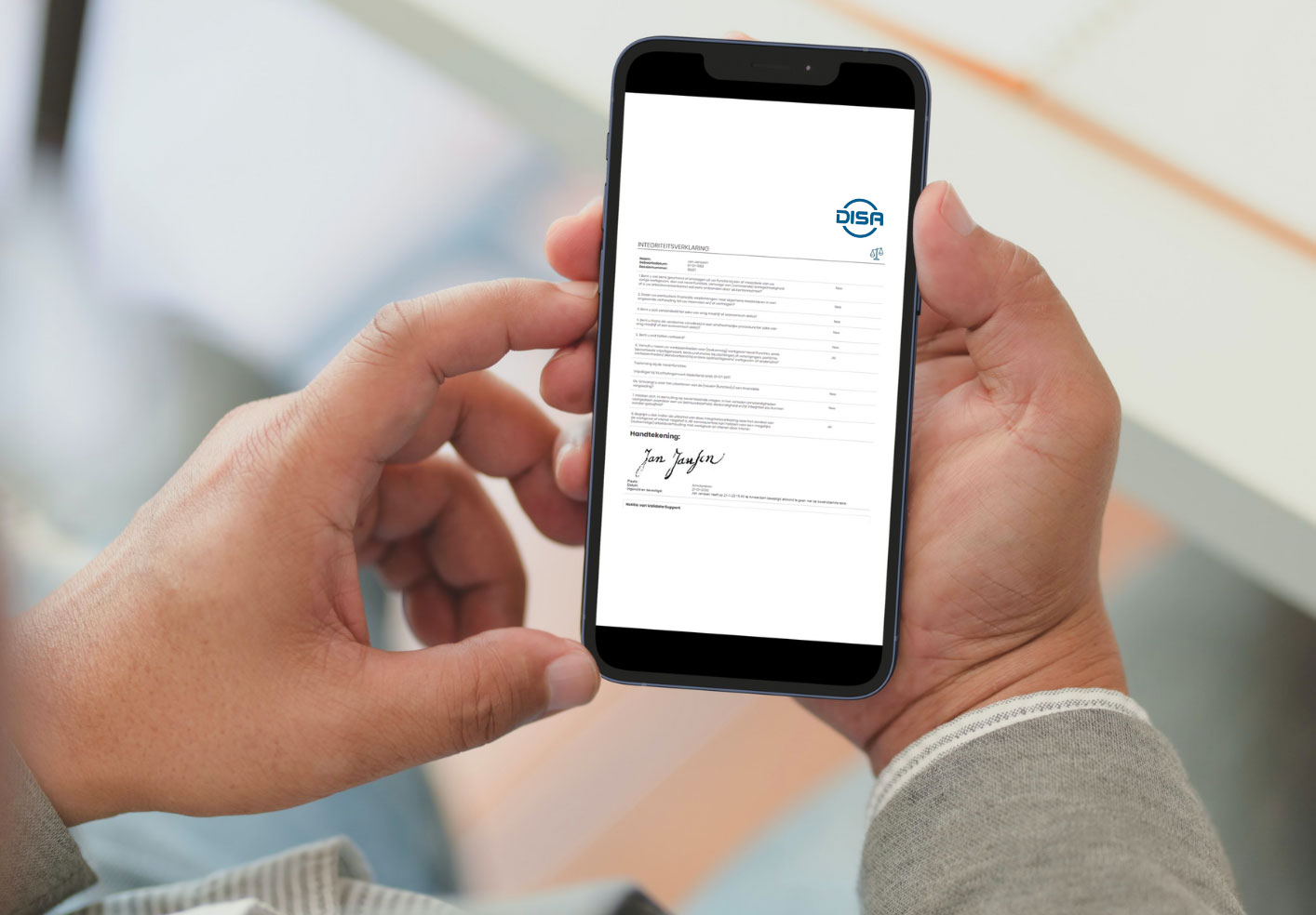 Persoon bekijkt een DISA-document op een mobiele telefoon